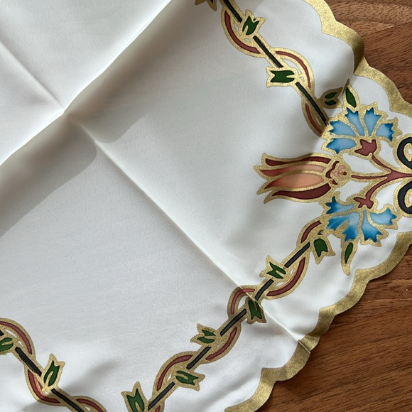 NWOT Total of 13-piece Tablecloth and Napkin Set - Picture 4 of 16